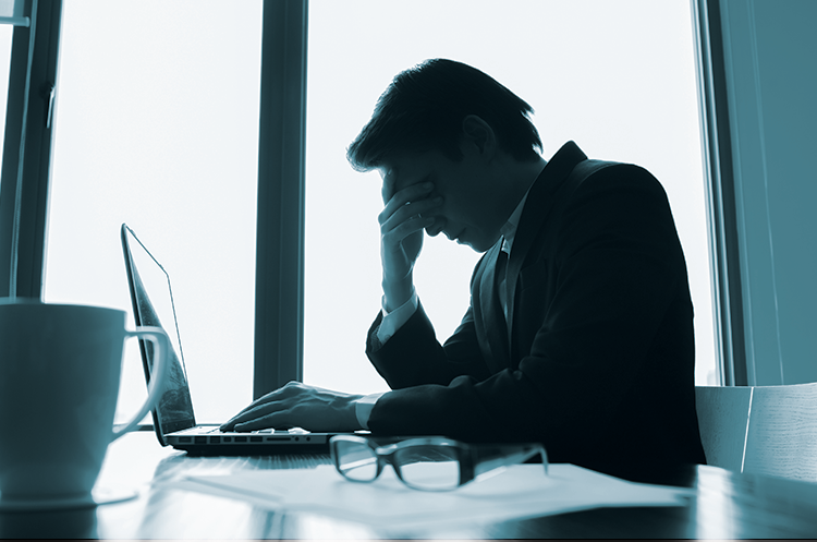 Mand holder hænderne på hovedet, lukkede øjne