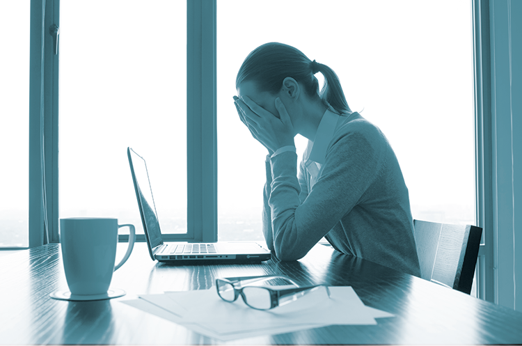 Kvinde holder hænderne på hovedet, lukkede øjne