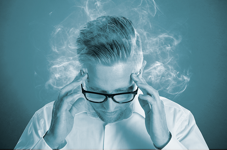 Mand kigger ned med røg omkringhovedet