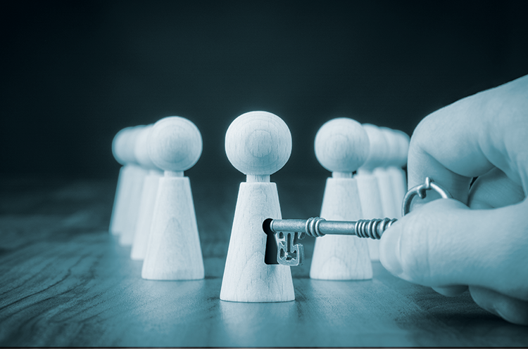 hånd holder nøgle, brik med nøglehul