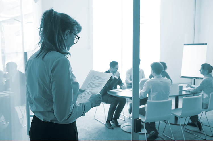 Kvinde står og forbereder møde, Præstationsangst