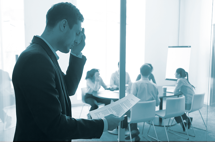 Mand står og forbereder møde, Præstationsangst