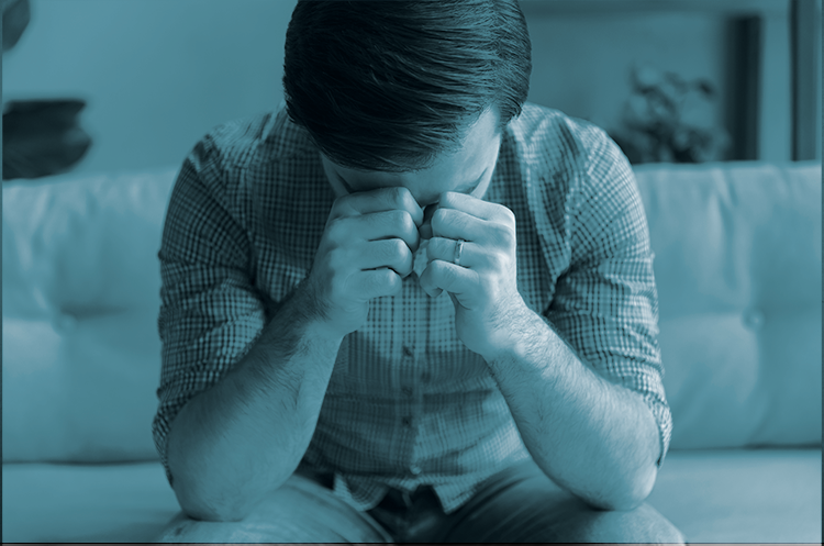 Mand kigger fortvivlet ned