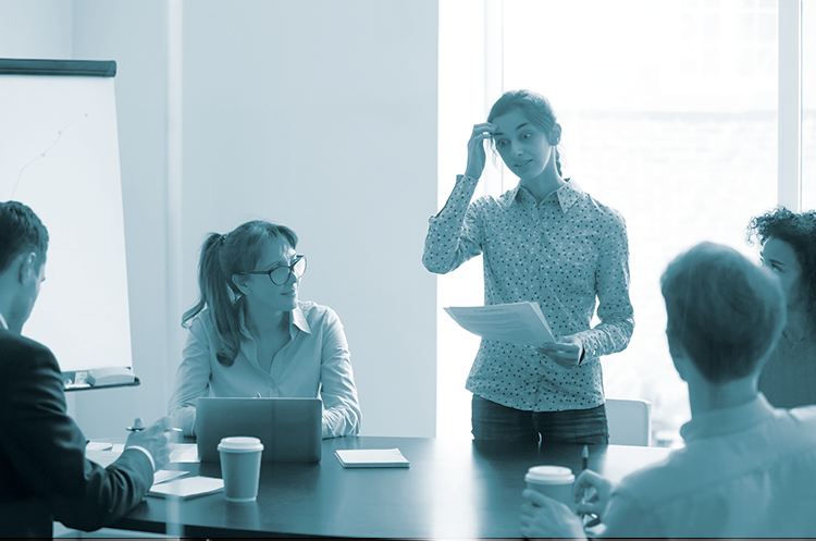 Kvinde står med hånd i pande til møde, stress, angst
